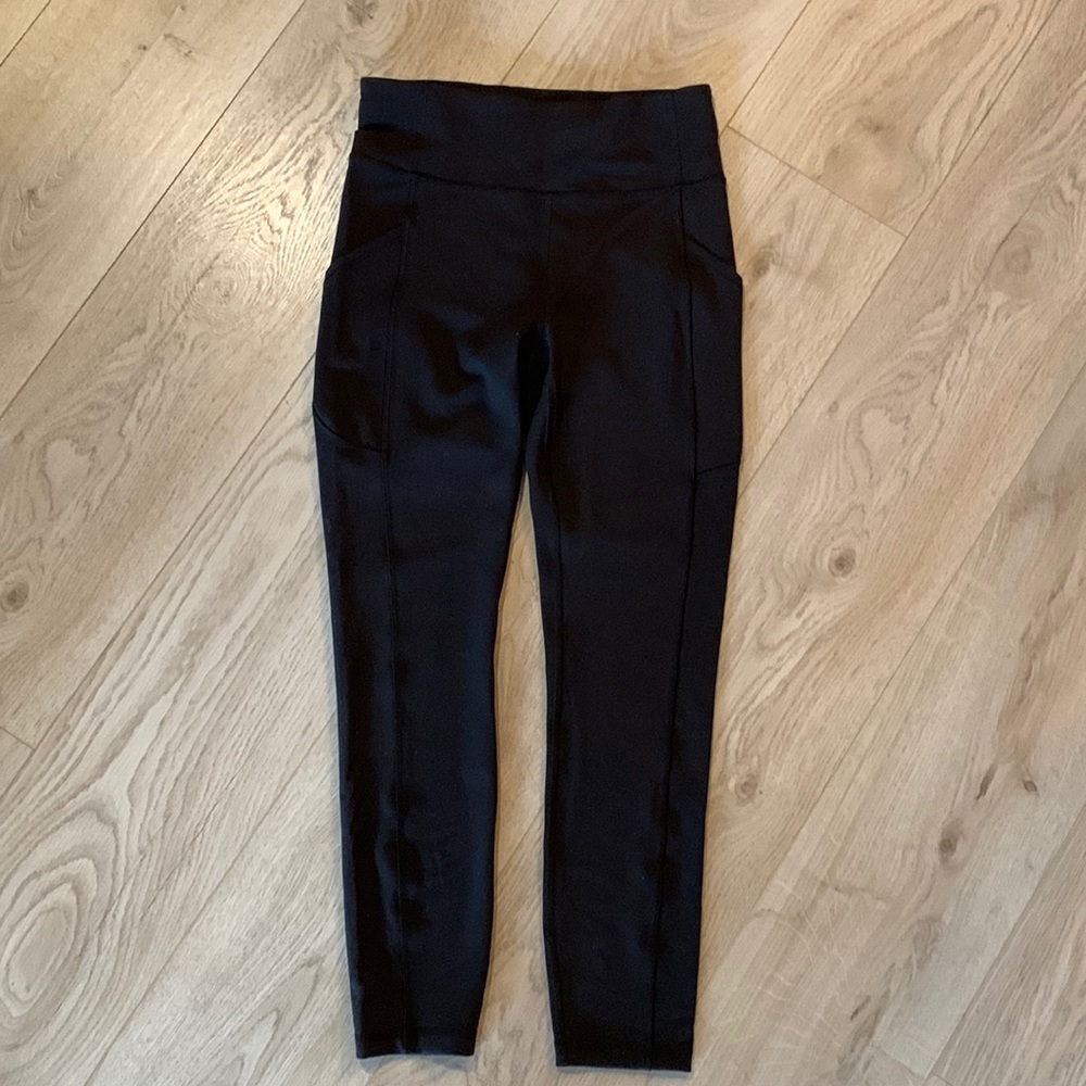 Lululemon Tights with side pockets Sz 6 (Inseam 24")